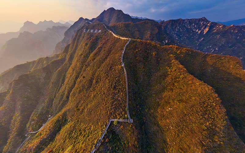 عبور دیوار چین از روی قله کوه