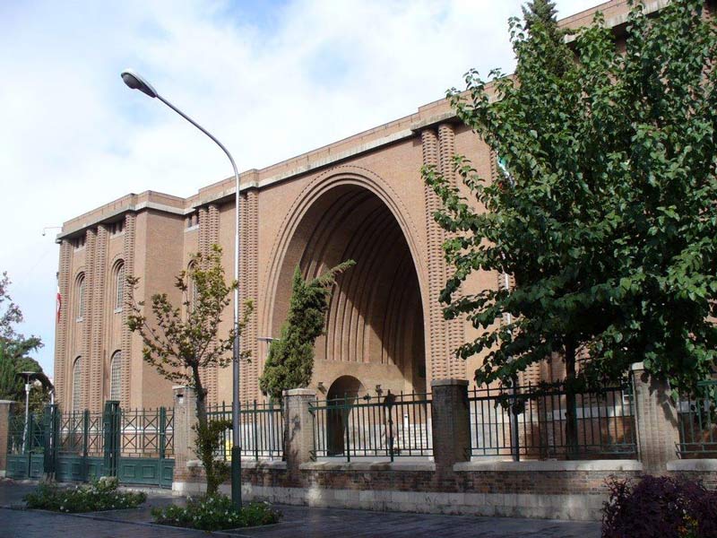 ورودی موزه ایران باستان با طاق قوسی شکل  از نمای کنار