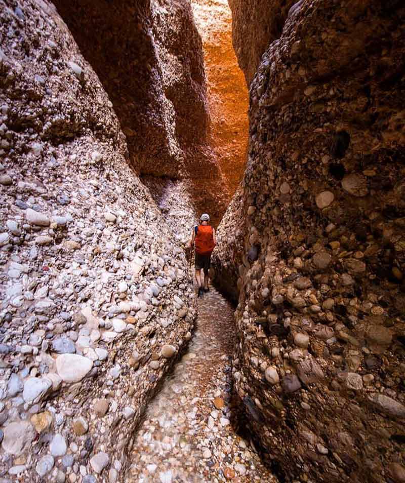 مسیر باریک میان صخره های پرپیچ و خم دره کول خرسان