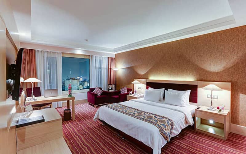 اتاق هتل با تخت خواب دونفره رو به چشم انداز شهر