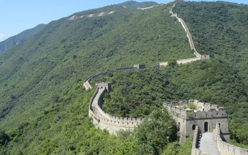 مسیر دیوار چین در میان کوهستان سرسبز