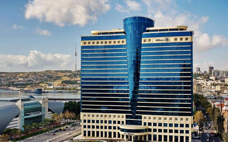ساختمان شیشه ای و مرتفع هتل هیلتون باکو