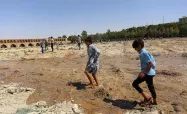 بچه ها در زاینده رود خشک