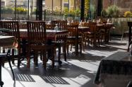 میز وصندلی‌های چوبی رستوران ریحون