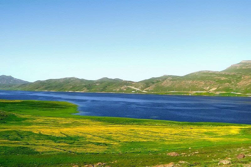 دریاچه نئور و طبیعت سبز و آسمان آبی اطراف آن