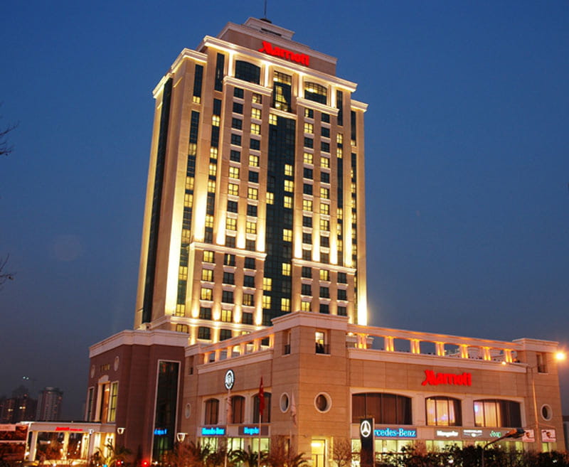 ساختمان هتل ماریوت استانبول با نورپردازی شب