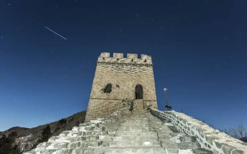 برجی قلعه مانند روی ارتفاع در شب