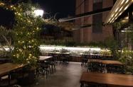 فضای باز رستوران ریحون در شب