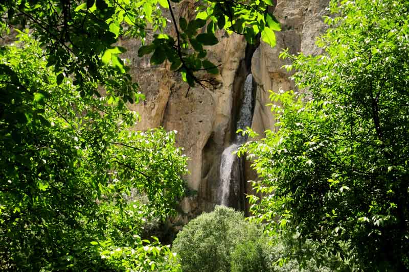آبشار شاهاندشت  از نمای دور