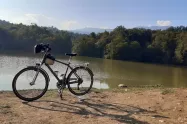 دوچرخه‌سواری در کناره دریاچه الیمالات