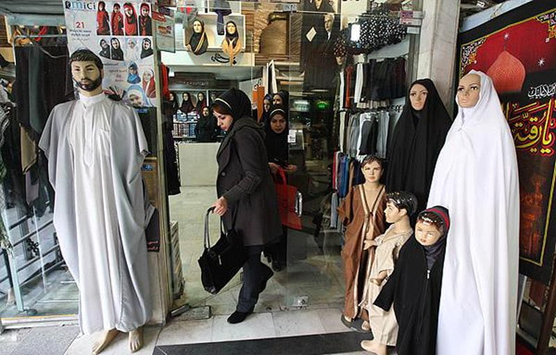 فروشگاه لباس و چادر مشکی در پاساژ مهستان انقلاب