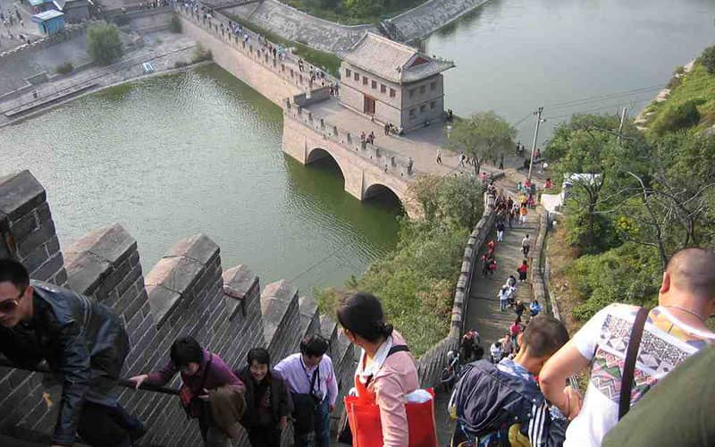 ازدحام گردشگران روی دیوار چین در کنار رودخانه