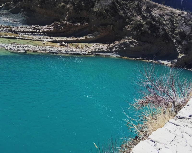 نمایی از دریاچه بند بهمن در جوار کوه از نمای بالا