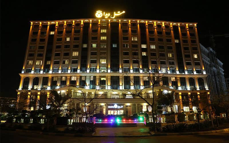 ساختمان هتل ویدا در شب