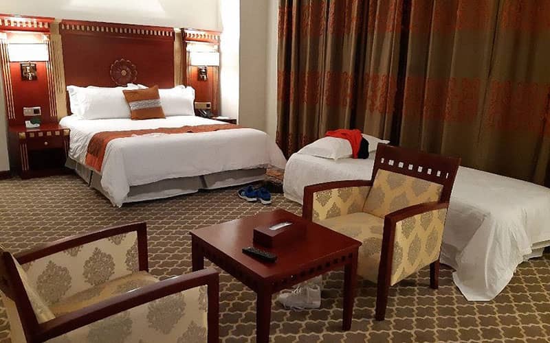 تخت دونفره با دو عدد مبل در اتاق هتل کوروش
