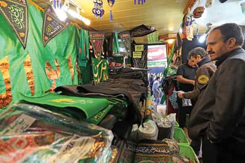 مغازه های داخل پاساژ مهستان انقلاب با پرچم سبز