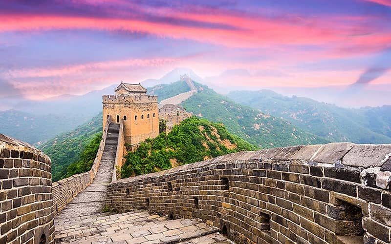 دیوار چین در امتداد کوهستان در زمان غروب خورشید
