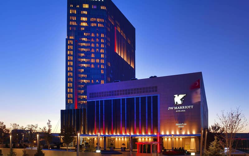 ساختمان هتل جی دبلیو ماریوت با نورپردازی آبی در شب