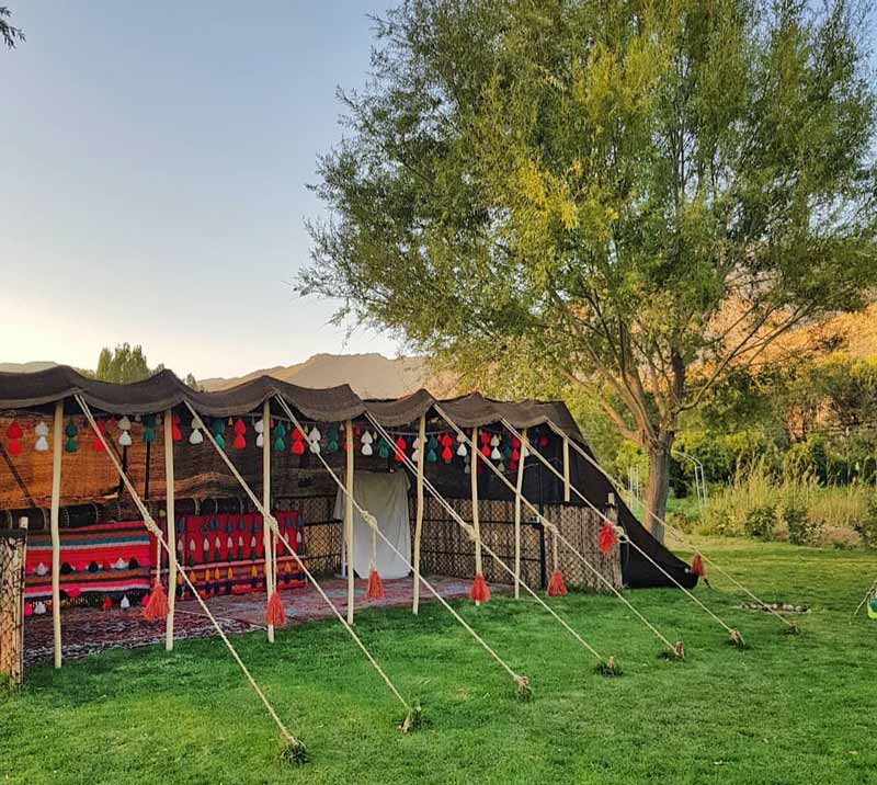 چادرهی عشایر در دشت‌های سرسبز روستای تنگ براق