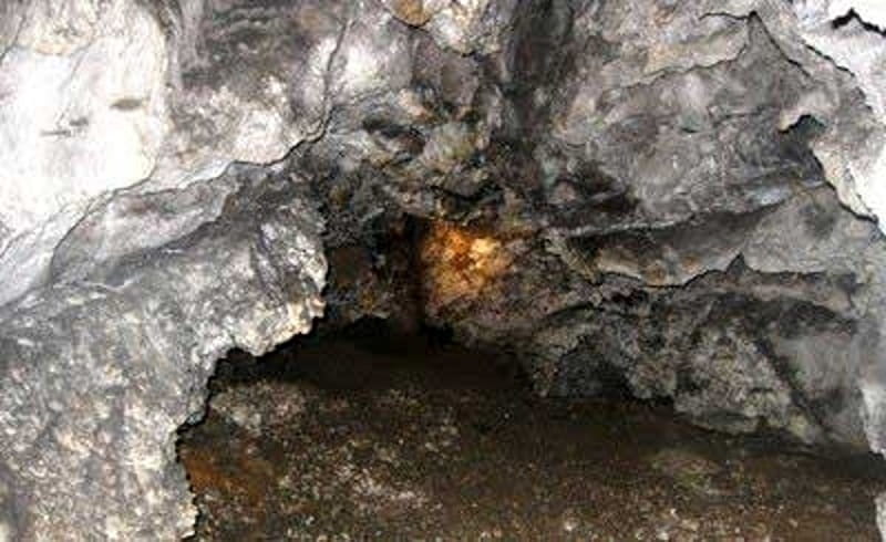 غار زیبای یخی چما