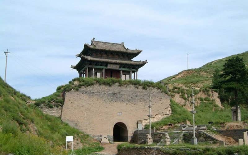 سازه ای چینی روی گذرگاهی بلند
