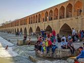 شادی مردم اصفهان در کنار زاینده رود