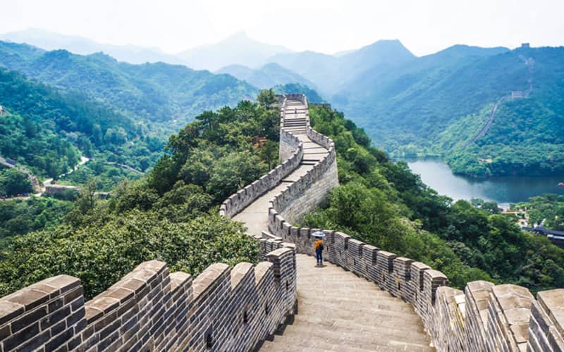 بخش بازسازی شده از دیوار چین در میان کوه ها و دریا