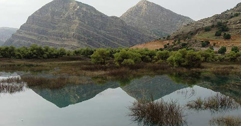 کوهستان و دریاچه در طبیعت سرسبز دشت شیمبار