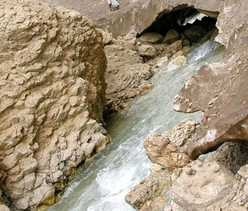 رودخانه جاری از غار چما