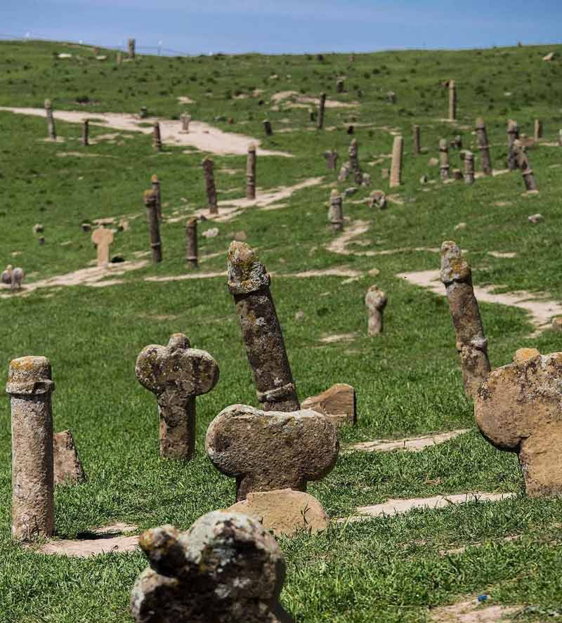سنگ قبرهای عجیب قبرستان خالد نبی در ترکمن صحرا