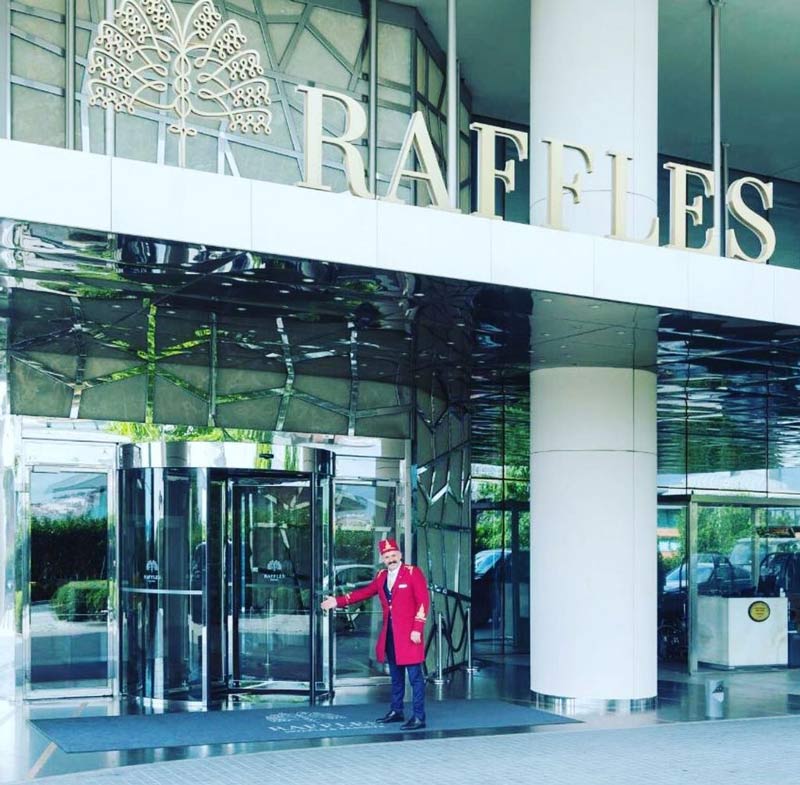 در ورودی هتل رافلز استانبول و نگهبان هتل