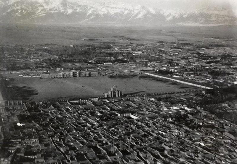 تصویر قدیمی سیاه و سفید میدان مشق از نمای بالا