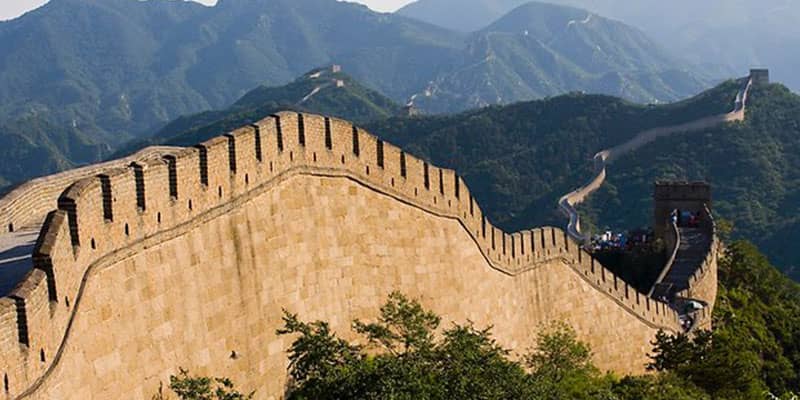 بخشی از دیوار چین با کنگره هایی روی لبه آن