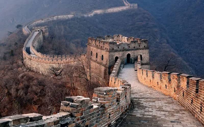 دیوار چین و برجی در یک طرف آن