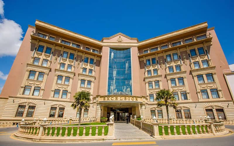 نمای ورودی ساختمان هتل اکسلسیر باکو
