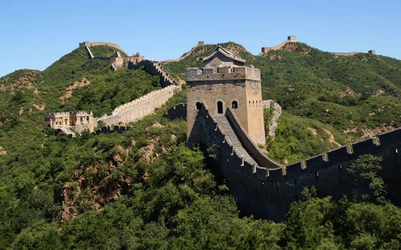برج و دیوار چین در میان درختان کوهستان