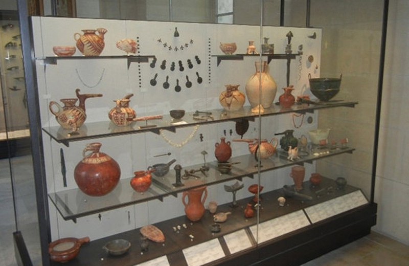 ویترین اشیای ایرانی در موزه لوور