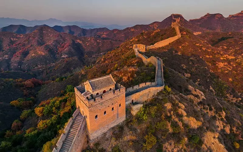 بخشی از دیوار چین روی کوهستان
