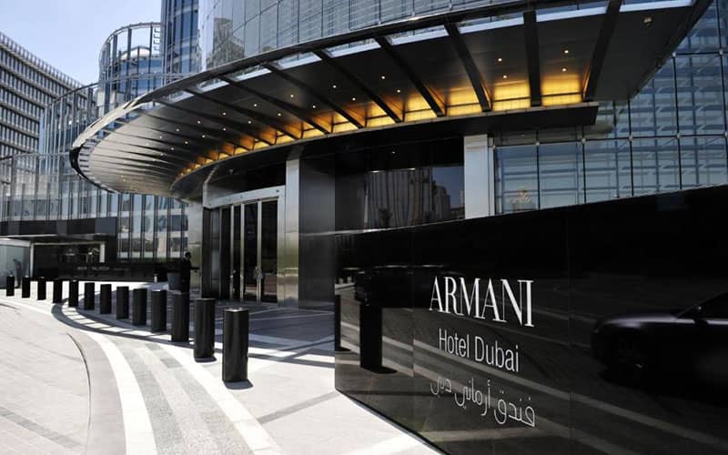 ورودی هتل آرمانی دبی با نمای شیشه ای سیاه رنگ