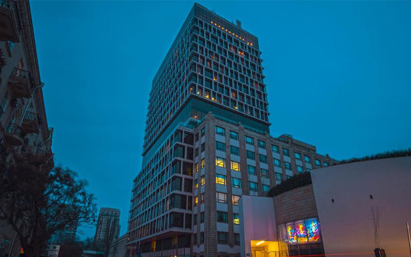 ساختمان بلند و چند طبقه هتل در شب