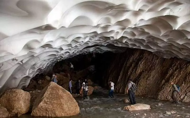 نمای داخل غار یخی