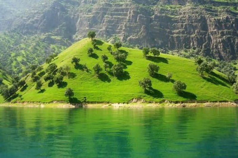 دریاچه و تپه سرسبز در جوار کوه در دشت شیمبار