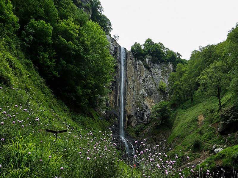 آبشار لاتون میان کوه های پر درخت از نمای دور