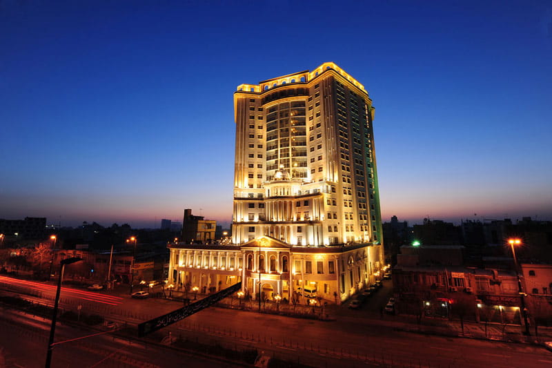 نمای بیرون هتل قصر طلایی با نورپردازی شب