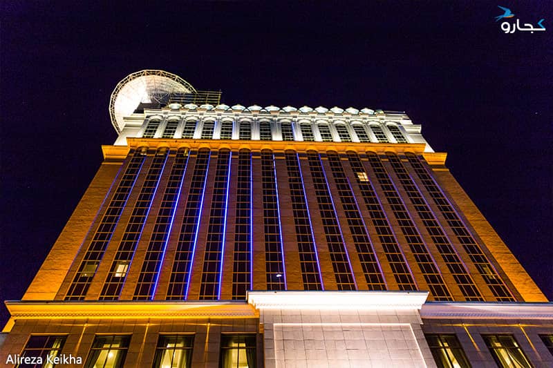 نمای ساختمان بلند هتل در نورپردازی شب