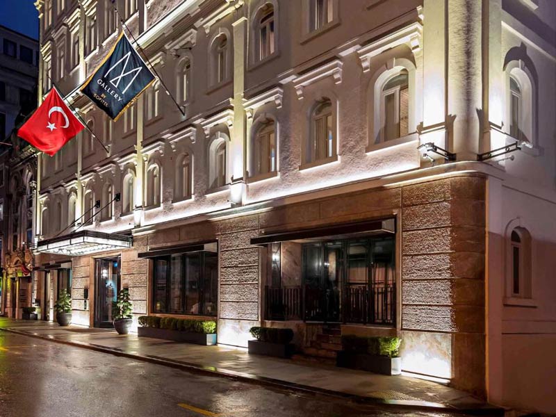 ورودی ساختمان هتل گالاتا استانبول با پرچم ترکیه