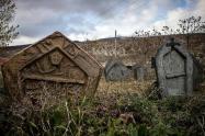سنگ قبرهای قدیمی و منقوش در قبرستان سفید چاه