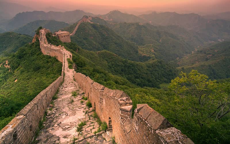 بخش مرمت نشده از دیوار چین در کوهستان