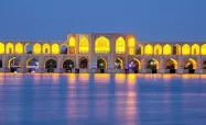 انعکاس پل تاریخی اصفهان در زاینده رود قدیم