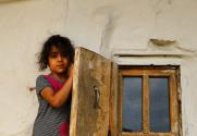 دختربچه ای در روستای لاکوم